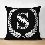 - Suet-K9676-Gorsel1 - Realhomes Siyah Beyaz Çelenkli S Harfi Özel Tasarım Modern Suet Yastık Kırlent Kılıfı Realhomes