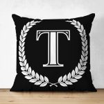 - Suet-K9678-Gorsel1 - Realhomes Siyah Beyaz Çelenkli T Harfi Özel Tasarım Modern Suet Yastık Kırlent Kılıfı Realhomes