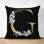 - Suet-K9694-Gorsel1 - Realhomes Siyah Zemin Beyaz Gül Motifli Gold G Harfi Özel Tasarım Modern Suet Yastık Kırlent Kılıfı Realhomes