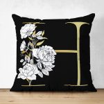 - Suet-K9695-Gorsel1 - Realhomes Siyah Zemin Beyaz Gül Motifli Gold H Harfi Özel Tasarım Modern Suet Yastık Kırlent Kılıfı Realhomes