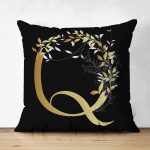 - Suet-K9706-Gorsel1 - Realhomes Siyah Zemin Beyaz Gül Motifli Gold Q Harfi Özel Tasarım Modern Suet Yastık Kırlent Kılıfı Realhomes