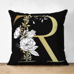 - Suet-K9707-Gorsel1 - Realhomes Siyah Zemin Beyaz Gül Motifli Gold R Harfi Özel Tasarım Modern Suet Yastık Kırlent Kılıfı Realhomes