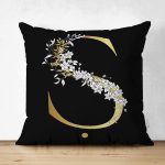 - Suet-K9709-Gorsel1 - Realhomes Siyah Zemin Beyaz Gül Motifli Gold Ş Harfi Özel Tasarım Modern Suet Yastık Kırlent Kılıfı Realhomes