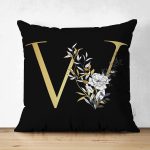 - Suet-K9714-Gorsel1 - Realhomes Siyah Zemin Beyaz Gül Motifli Gold W Harfi Özel Tasarım Modern Suet Yastık Kırlent Kılıfı Realhomes