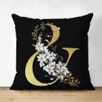 - Suet-K9718-Gorsel1 - Realhomes Siyah Zemin Beyaz Gül Motifli Gold & Harfi Özel Tasarım Modern Suet Yastık Kırlent Kılıfı Realhomes