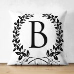 - Suet-K9720-Gorsel1 - Realhomes Siyah Beyaz Çelenkli B Harfi Özel Tasarım Modern Suet Yastık Kırlent Kılıfı Realhomes
