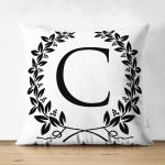 Siyah Beyaz Çelenkli C Harfi Özel Tasarım Modern Suet Yastık Kırlent Kılıfı Realhomes