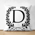 - Suet-K9723-Gorsel1 - Realhomes Siyah Beyaz Çelenkli D Harfi Özel Tasarım Modern Suet Yastık Kırlent Kılıfı Realhomes