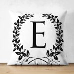 - Suet-K9724-Gorsel1 - Realhomes Siyah Beyaz Çelenkli E Harfi Özel Tasarım Modern Suet Yastık Kırlent Kılıfı Realhomes