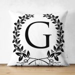 - Suet-K9726-Gorsel1 - Realhomes Siyah Beyaz Çelenkli G Harfi Özel Tasarım Modern Suet Yastık Kırlent Kılıfı Realhomes