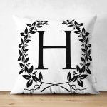 - Suet-K9727-Gorsel1 - Realhomes Siyah Beyaz Çelenkli H Harfi Özel Tasarım Modern Suet Yastık Kırlent Kılıfı Realhomes