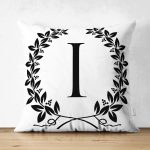 - Suet-K9729-Gorsel1 - Realhomes Siyah Beyaz Çelenkli I Harfi Özel Tasarım Modern Suet Yastık Kırlent Kılıfı Realhomes