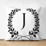 - Suet-K9730-Gorsel1 - Realhomes Siyah Beyaz Çelenkli J Harfi Özel Tasarım Modern Suet Yastık Kırlent Kılıfı Realhomes