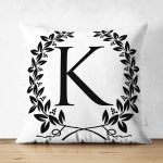 - Suet-K9731-Gorsel1 - Realhomes Siyah Beyaz Çelenkli K Harfi Özel Tasarım Modern Suet Yastık Kırlent Kılıfı Realhomes