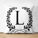 - Suet-K9732-Gorsel1 - Realhomes Siyah Beyaz Çelenkli L Harfi Özel Tasarım Modern Suet Yastık Kırlent Kılıfı Realhomes