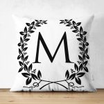 - Suet-K9733-Gorsel1 - Realhomes Siyah Beyaz Çelenkli M Harfi Özel Tasarım Modern Suet Yastık Kırlent Kılıfı Realhomes