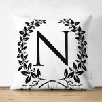 - Suet-K9734-Gorsel1 - Realhomes Siyah Beyaz Çelenkli N Harfi Özel Tasarım Modern Suet Yastık Kırlent Kılıfı Realhomes