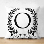 - Suet-K9735-Gorsel1 - Realhomes Siyah Beyaz Çelenkli O Harfi Özel Tasarım Modern Suet Yastık Kırlent Kılıfı Realhomes