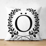 - Suet-K9736-Gorsel1 - Realhomes Siyah Beyaz Çelenkli Ö Harfi Özel Tasarım Modern Suet Yastık Kırlent Kılıfı Realhomes