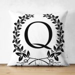 - Suet-K9738-Gorsel1 - Realhomes Siyah Beyaz Çelenkli Q Harfi Özel Tasarım Modern Suet Yastık Kırlent Kılıfı Realhomes