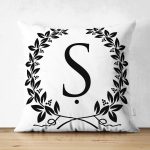 - Suet-K9741-Gorsel1 - Realhomes Siyah Beyaz Çelenkli Ş Harfi Özel Tasarım Modern Suet Yastık Kırlent Kılıfı Realhomes