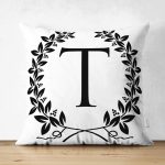- Suet-K9742-Gorsel1 - Realhomes Siyah Beyaz Çelenkli T Harfi Özel Tasarım Modern Suet Yastık Kırlent Kılıfı Realhomes