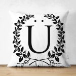 - Suet-K9744-Gorsel1 - Realhomes Siyah Beyaz Çelenkli Ü Harfi Özel Tasarım Modern Suet Yastık Kırlent Kılıfı Realhomes