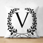 - Suet-K9745-Gorsel1 - Realhomes Siyah Beyaz Çelenkli V Harfi Özel Tasarım Modern Suet Yastık Kırlent Kılıfı Realhomes