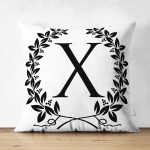 - Suet-K9747-Gorsel1 - Realhomes Siyah Beyaz Çelenkli X Harfi Özel Tasarım Modern Suet Yastık Kırlent Kılıfı Realhomes