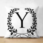 - Suet-K9748-Gorsel1 - Realhomes Siyah Beyaz Çelenkli Y Harfi Özel Tasarım Modern Suet Yastık Kırlent Kılıfı Realhomes