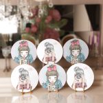 - Supla6li-Set120-Gorsel1 - Realhomes 6'lı Kahve İçen & Fotoğraf Çeken Kız Tasarımlı Servis Altlığı & Supla Realhomes