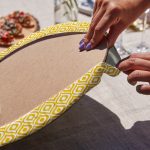 - Supla6li-Set164-Gorsel3 - Realhomes 6'lı Sarı Beyaz Geometrik Çizimli Servis Altlığı & Supla Realhomes