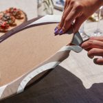 - Supla6li-Set186-Gorsel3 - Realhomes 6'lı Beyaz Zemin Üzerinde Onedraw Çizimli Yaprak Motifli Servis Altlığı & Supla Realhomes