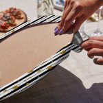 - Supla6li-Set214-Gorsel3 - Realhomes 6'lı Siyah Beyaz Çizgili Gold Yaprak Taneleri Servis Altlığı & Supla Realhomes