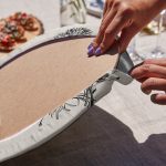 6'lı Krem Zeminli Karakalem Çiçek Demeti Tasarımlı Servis Altlığı & Supla Realhomes