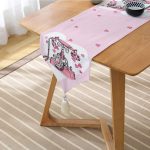 Pembe Zemin Kalpli Antika Telefon Tasarımlı Dijital Baskılı Dekoratif Püsküllü Şönil Üçgen Runner Realhomes