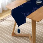 Lacivert Zeminli Çiçek Çerçeveli Dijital Baskılı Dekoratif Püsküllü Şönil Üçgen Runner Realhomes