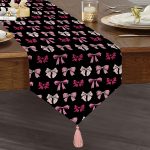 - UcgenRunner-10097-Gorsel1 - Realhomes Siyah Zemin Pembe Kurdale Tasarımlı Dijital Baskılı Dekoratif Püsküllü Şönil Üçgen Runner Realhomes