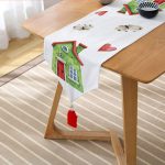 - UcgenRunner-10114-Gorsel2 - Realhomes Minyatür Yeşil Ev Çizimli Dijital Baskılı Modern Püsküllü Şönil Üçgen Runner Realhomes