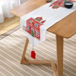 - UcgenRunner-10115-Gorsel2 - Realhomes Minyatür Kırmızı Ev Çizimli Dijital Baskılı Dekoratif Püsküllü Şönil Üçgen Runner Realhomes