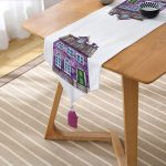 Minyatür Mor Ev Çizimli Dijital Baskılı Modern Püsküllü Şönil Üçgen Runner Realhomes