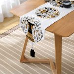 Çini Çizimli Guguklu Saat Motifli Dijital Baskılı Dekoratif Püsküllü Şönil Üçgen Runner Realhomes