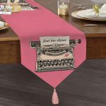 - UcgenRunner-10140-Gorsel1 - Realhomes Pembe Zemin Daktilo Tasarımlı Dijital Baskılı Modern Püsküllü Şönil Üçgen Runner Realhomes