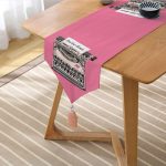 - UcgenRunner-10140-Gorsel2 - Realhomes Pembe Zemin Daktilo Tasarımlı Dijital Baskılı Modern Püsküllü Şönil Üçgen Runner Realhomes