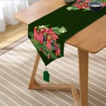 - UcgenRunner-10144-Gorsel2 - Realhomes Yeşil Zemin Çam Yapraklı Mum Tasarımlı Dijital Baskılı Modern Püsküllü Şönil Üçgen Runner Realhomes