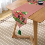 Pembe Zemin Çam Yapraklı Mum Tasarımlı Dijital Baskılı Modern Püsküllü Şönil Üçgen Runner Realhomes