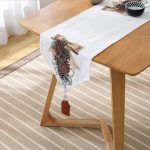 Kurdaleli Kozalak Motifli Dijital Baskılı Dekoratif Püsküllü Şönil Üçgen Runner Realhomes