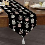 Siyah Zemin Vazo Desenli Dijital Baskılı Modern Püsküllü Şönil Üçgen Runner Realhomes