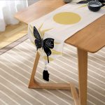 Ay'ın Dönüşümleri Özel Tasarım Dijital Baskılı Dekoratif Püsküllü Şönil Üçgen Runner Realhomes