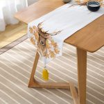 Gold Yaprak Detaylı Geyik Tasarımlı Dijital Baskılı Dekoratif Püsküllü Şönil Üçgen Runner Realhomes